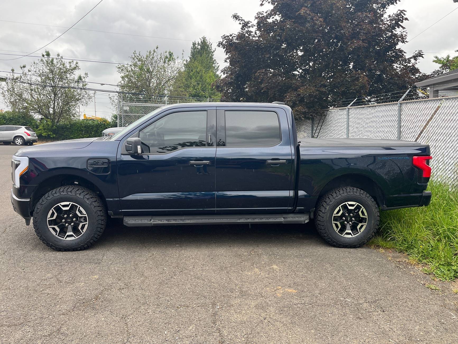 Ford F-150 Lightning 285/70/18 BFG KO3s on stock XLT wheels with 2” leveling kit IMG_8057
