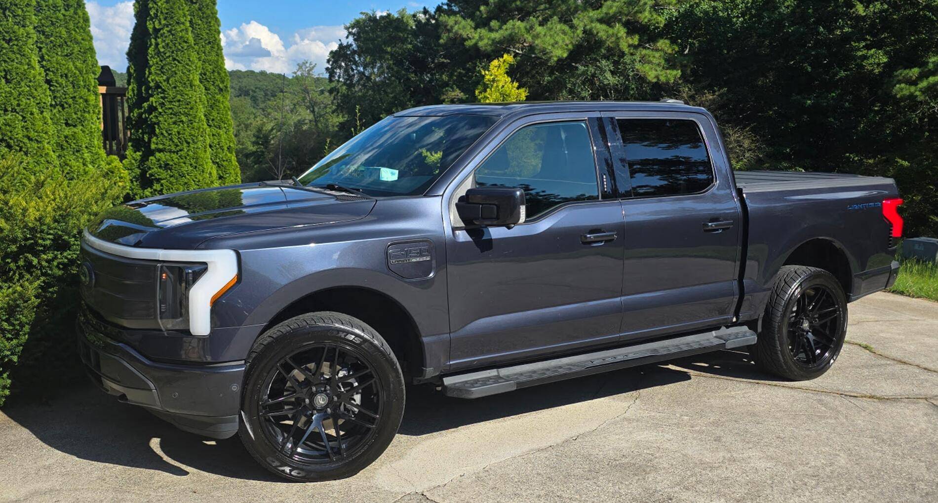 Ford F-150 Lightning Pictures of the 2022 Lariat ER on Forgestar X14 22x10 and 305/45R22 1752871872709-sa