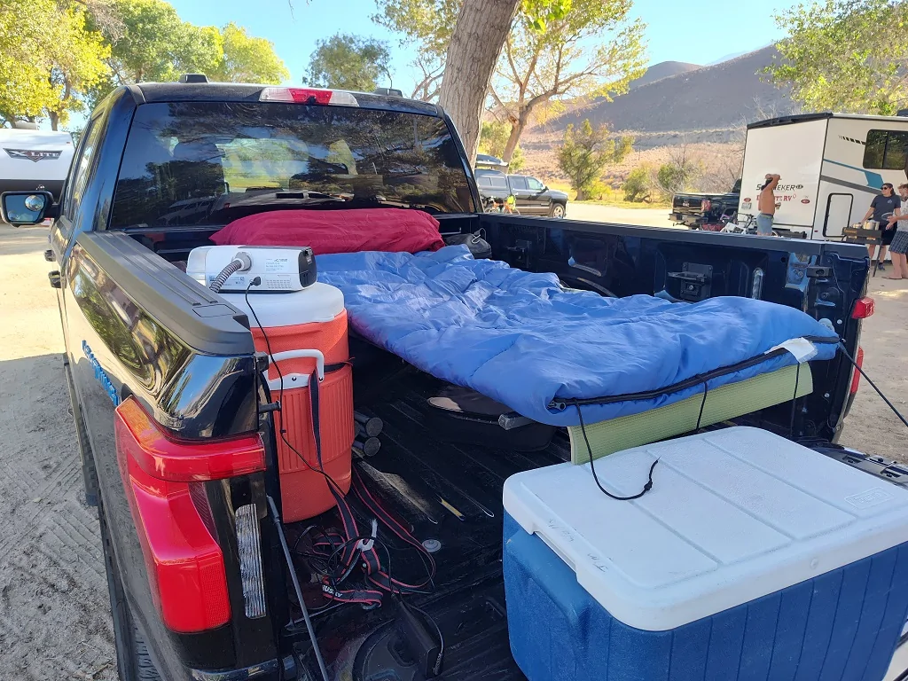 Ford F-150 Lightning Look a truck doing truck stuff! Truck bed 2
