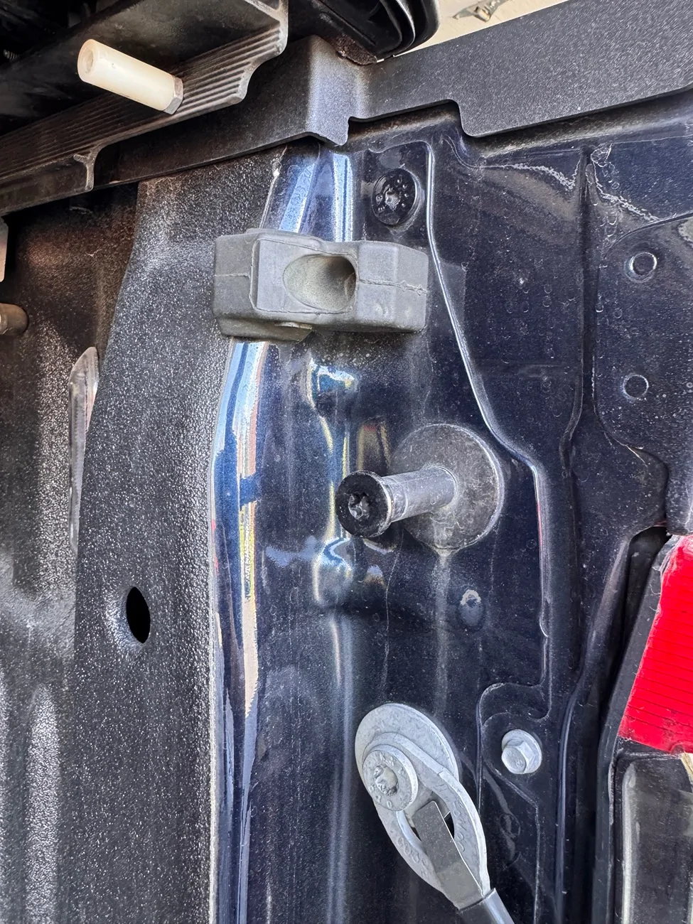 Ford F-150 Lightning Tyger T3 Tonneau cover: Tailgate assist opens perfectly, but I have to manually close tailgate due to T3 obstruction IMG_6419