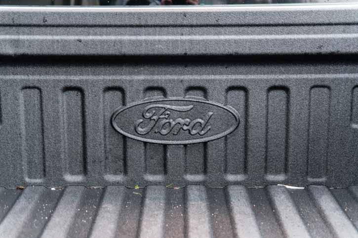 Ford F-150 Lightning Linex vs Rhino Lining 2015-F150-Ford-008