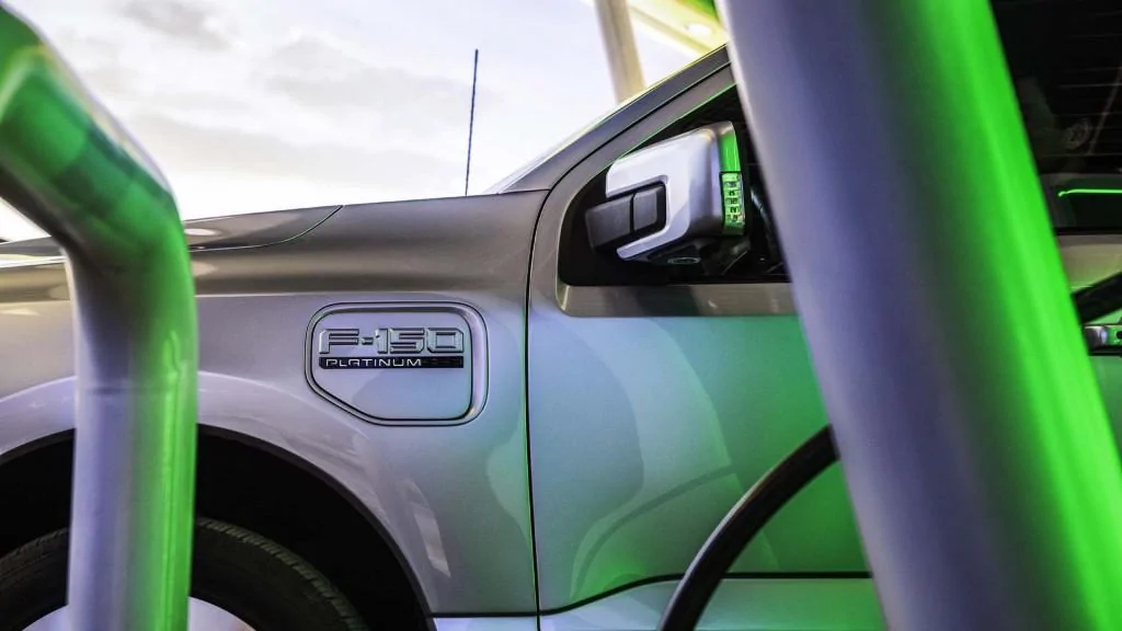 Ford F-150 Lightning 2022 Ford F-150 Lightning vs. 2021 Rivian R1T: Electric truck face-off ford_100792136_l