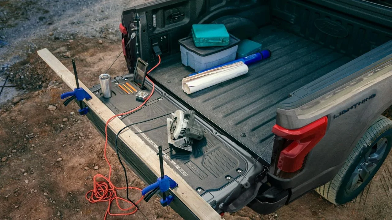 Ford F-150 Lightning Ford Debuts F-150 Lightning Pro – Electric Work Truck for Commercial Customers f150-lightning-pro-commercial-work-truck-11