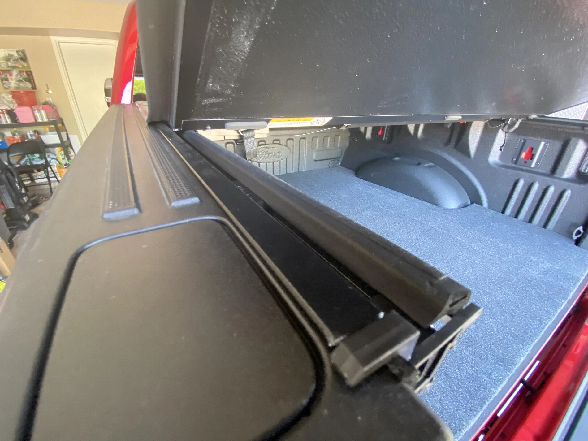 Ford F-150 Lightning Hard Bed Covers / Tonneau's that work with the F-150's Power Tailgate? IMG_0473