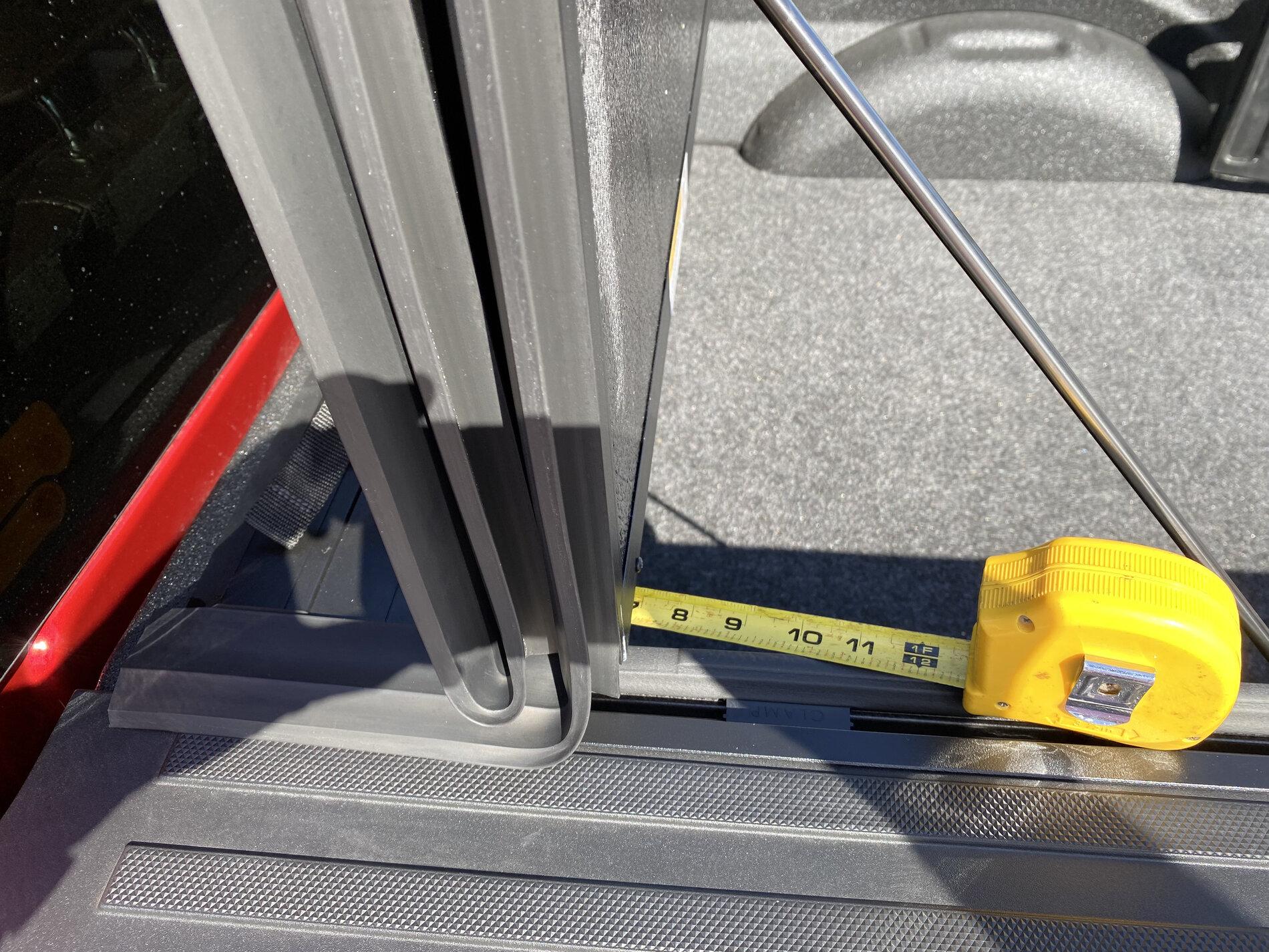 Ford F-150 Lightning Hard Bed Covers / Tonneau's that work with the F-150's Power Tailgate? IMG_0496