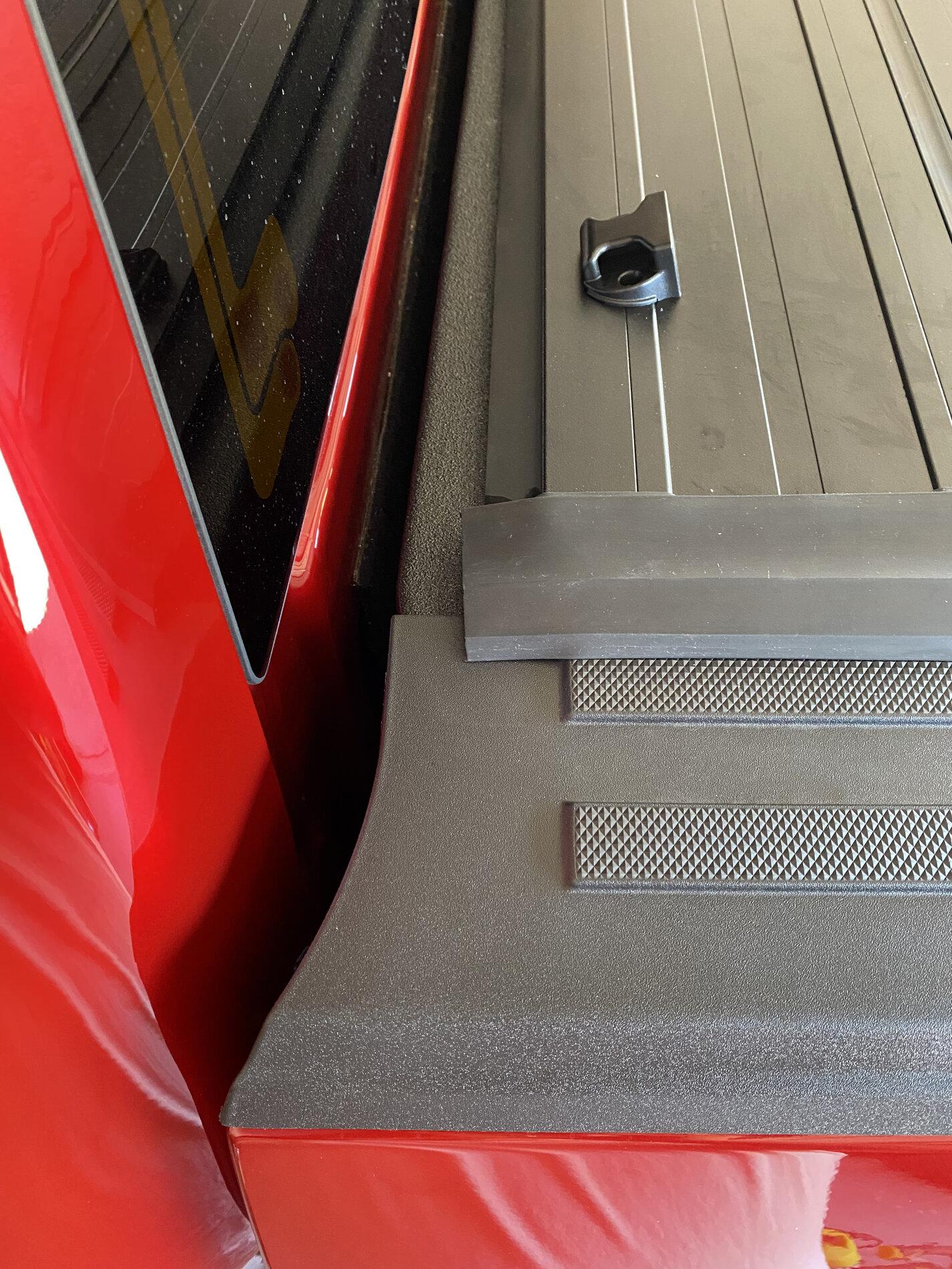 Ford F-150 Lightning Hard Bed Covers / Tonneau's that work with the F-150's Power Tailgate? IMG_0452