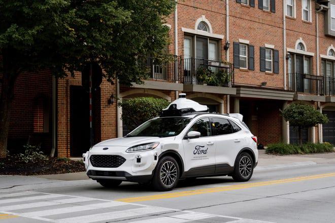 Ford F-150 Lightning Ford, Argo AI Team With Lyft To Launch Self-Driving Robotaxi Service In Miami, Austin 7f26-Ford_Argo_AI_4th_Gen_Self-Driving_Vehicle_010