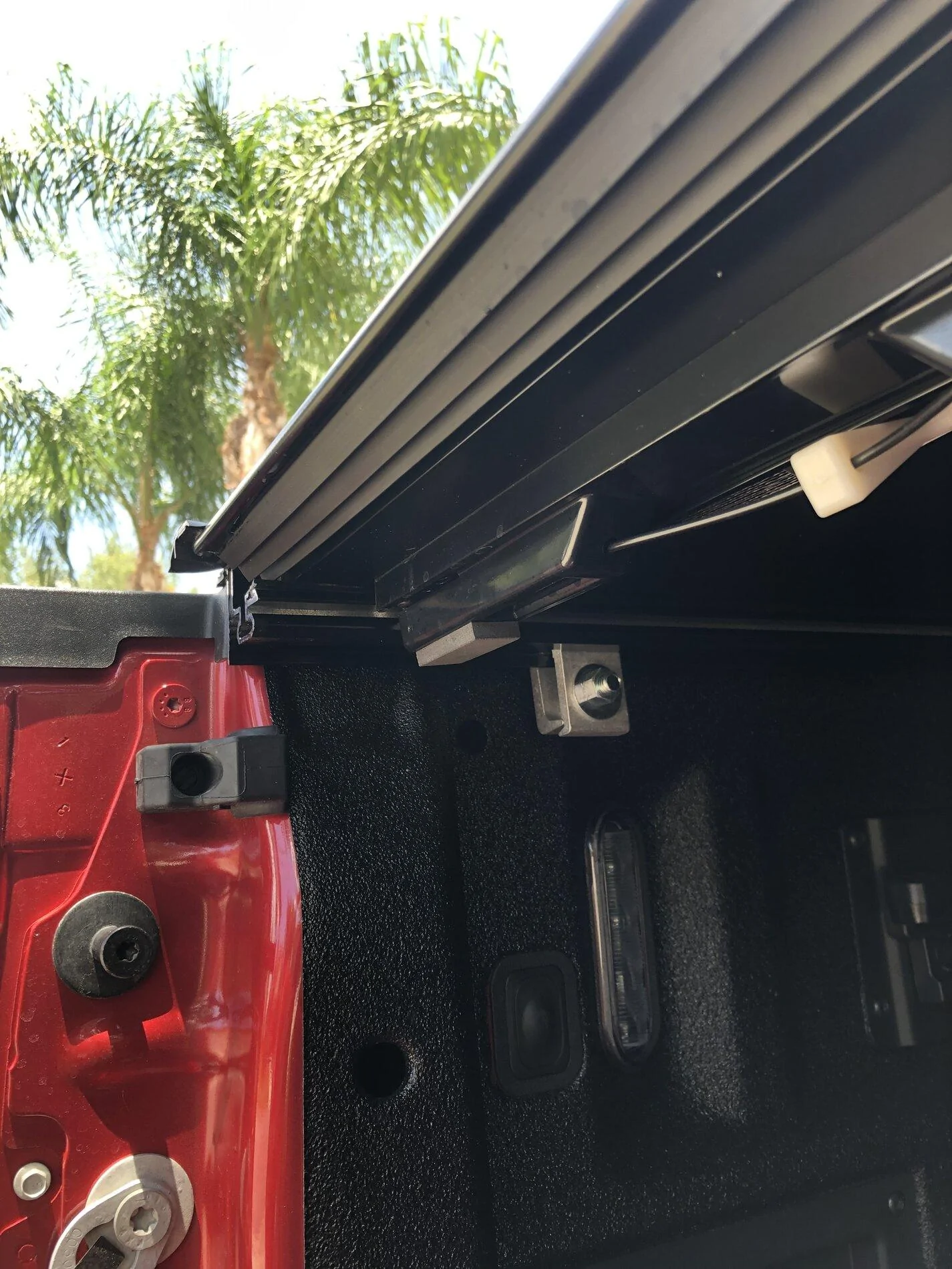 Ford F-150 Lightning Ford Accessories Tonneau - VML3Z 99501A42 B. Does this have new type seal to work with power tail? 43599F50-FC52-47FD-A9AD-46672D2A1FB1