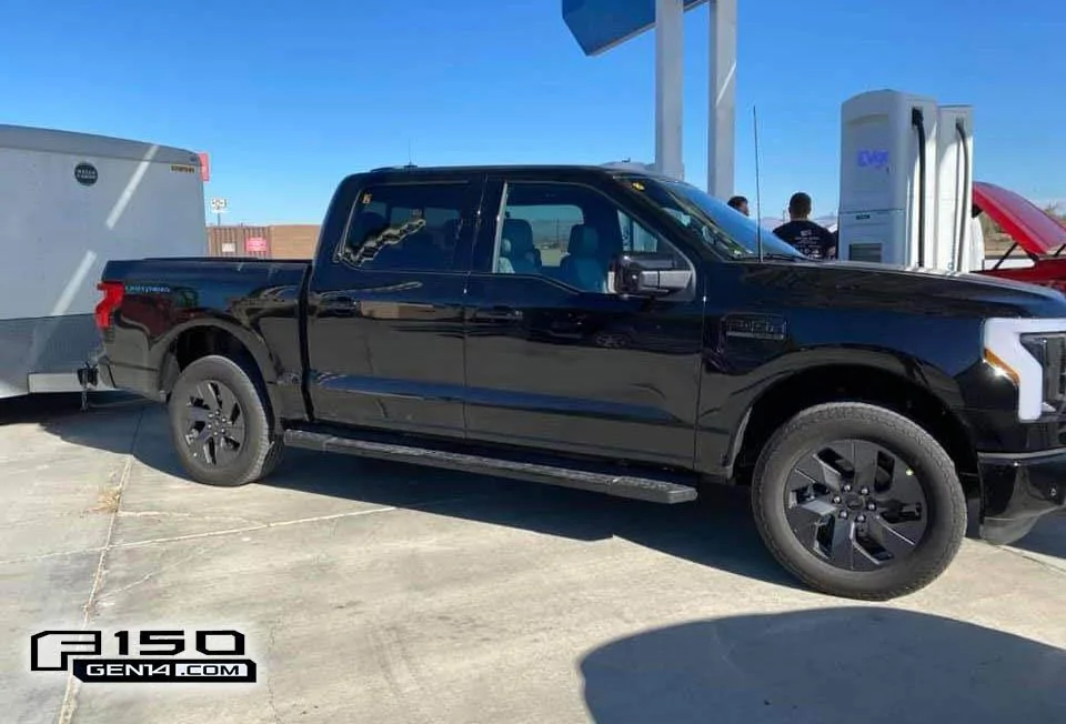 Ford F-150 Lightning Six 2022 F-150 Lightnings spotted charging during testing, w/ first Oxford White look Agate Black F150 Lightning