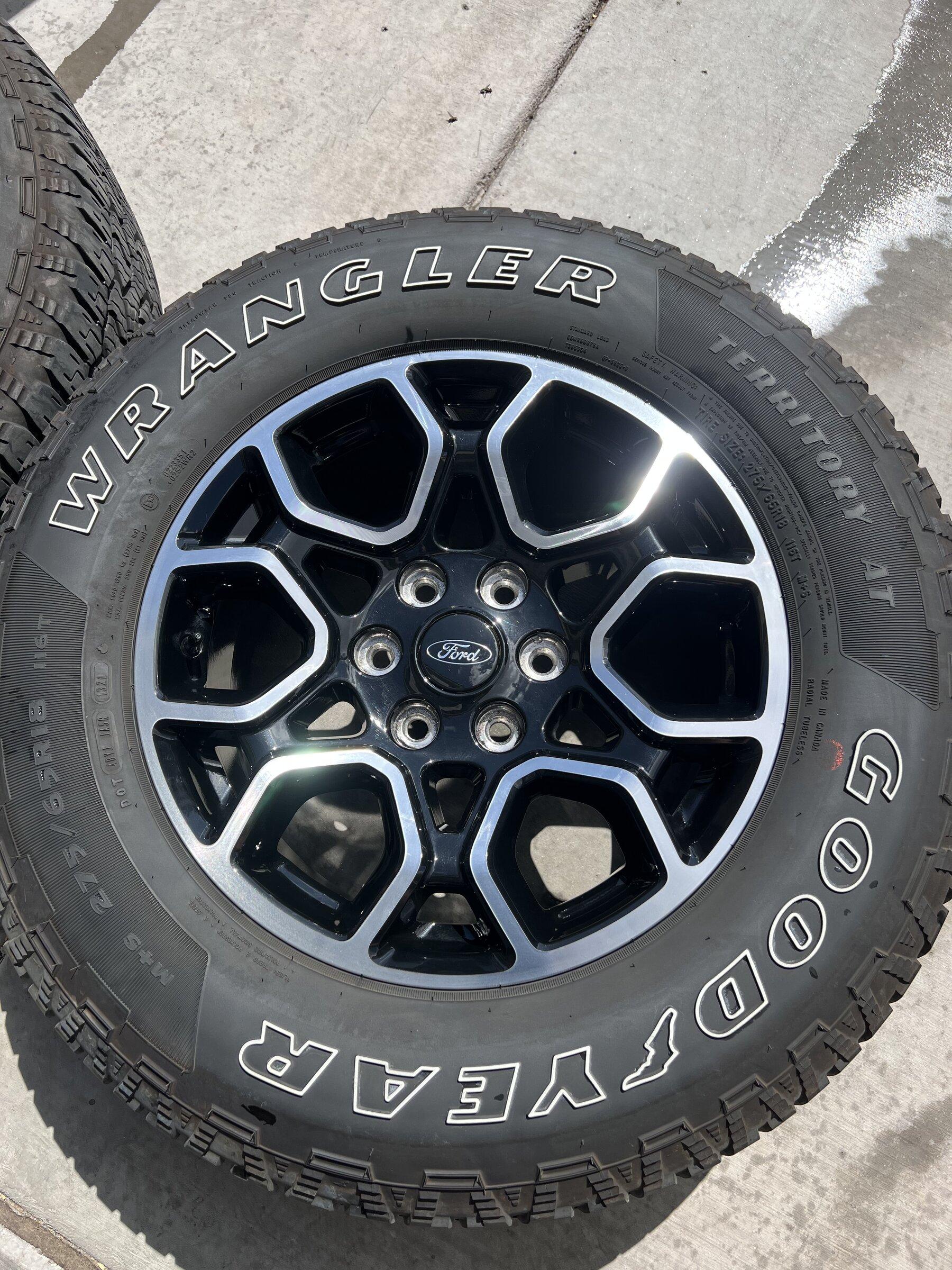 Ford F-150 Lightning 275/65/18 Sport Black Wheels 182AD960-8350-4562-B975-4715F1A0BC2A