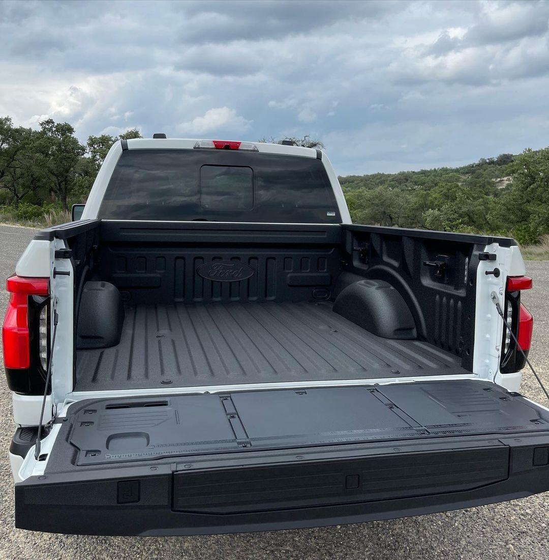 Ford F-150 Lightning STAR WHITE F-150 Lightning Photos & Club Star White F150 Lightning Lariat Pickup EV Exterior and interior7