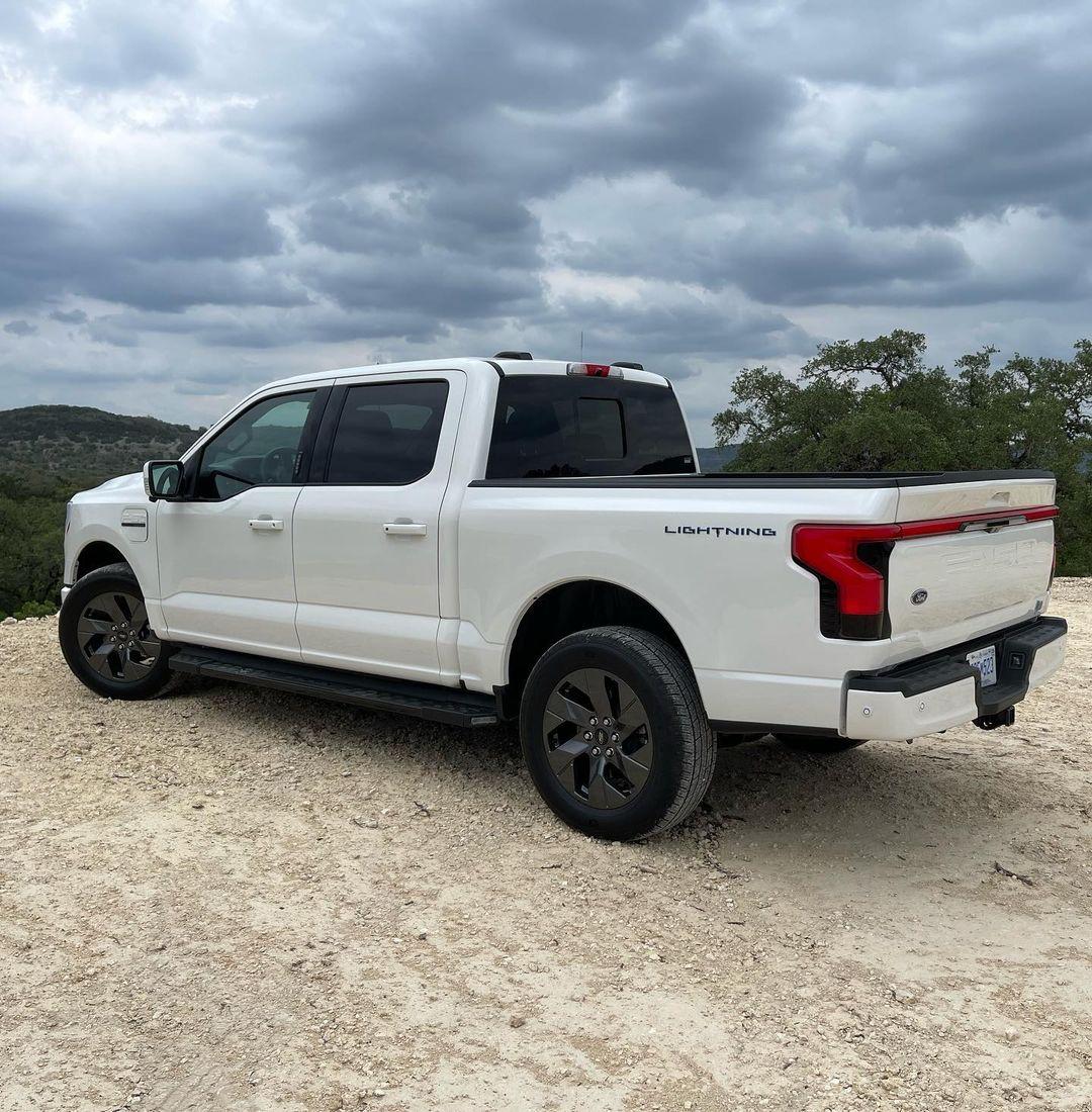 Ford F-150 Lightning Star White F-150 Lightning (+ Two Toned Seats & Apple CarPlay) : First Good Looks Star White F150 Lightning Lariat Pickup EV Exterior and interior8