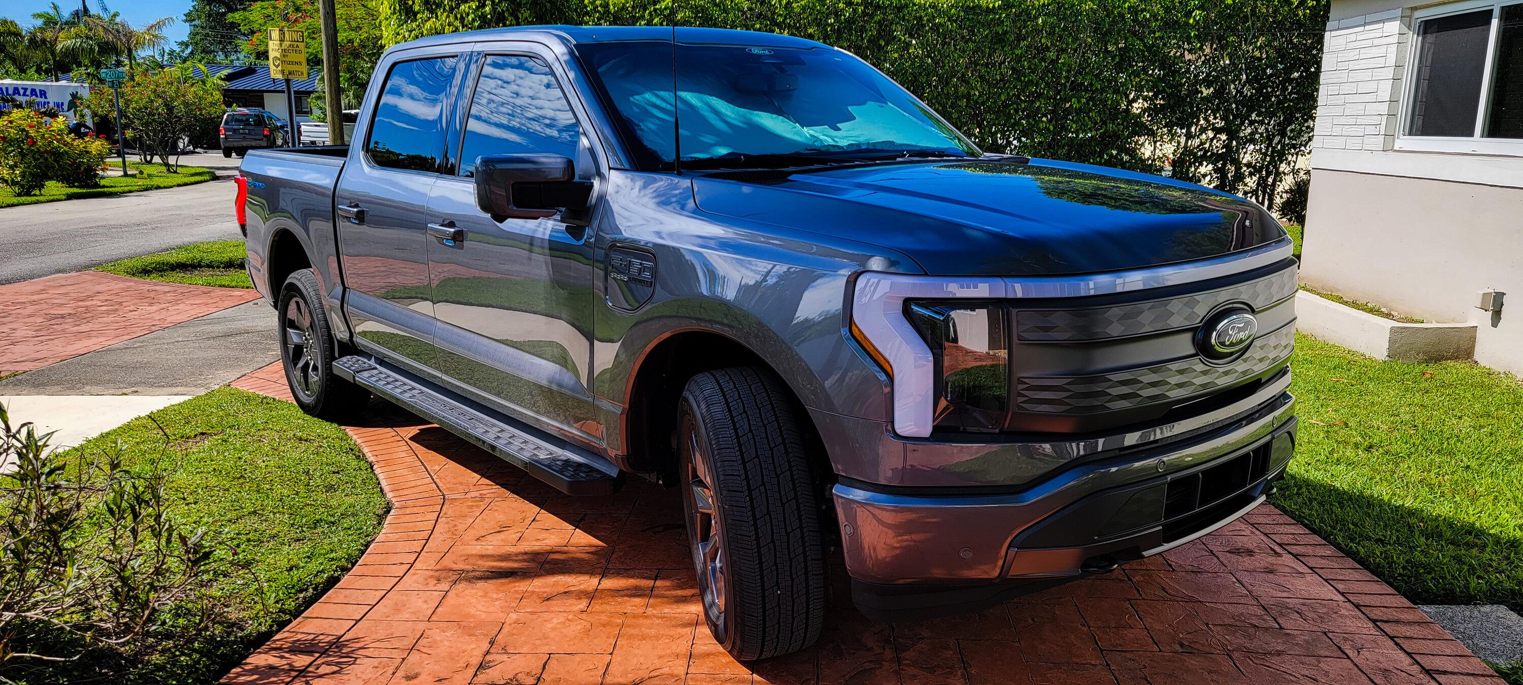 Ford F-150 Lightning CARBONIZED GRAY F-150 Lightning Photos & Club PSX_20220611_101053
