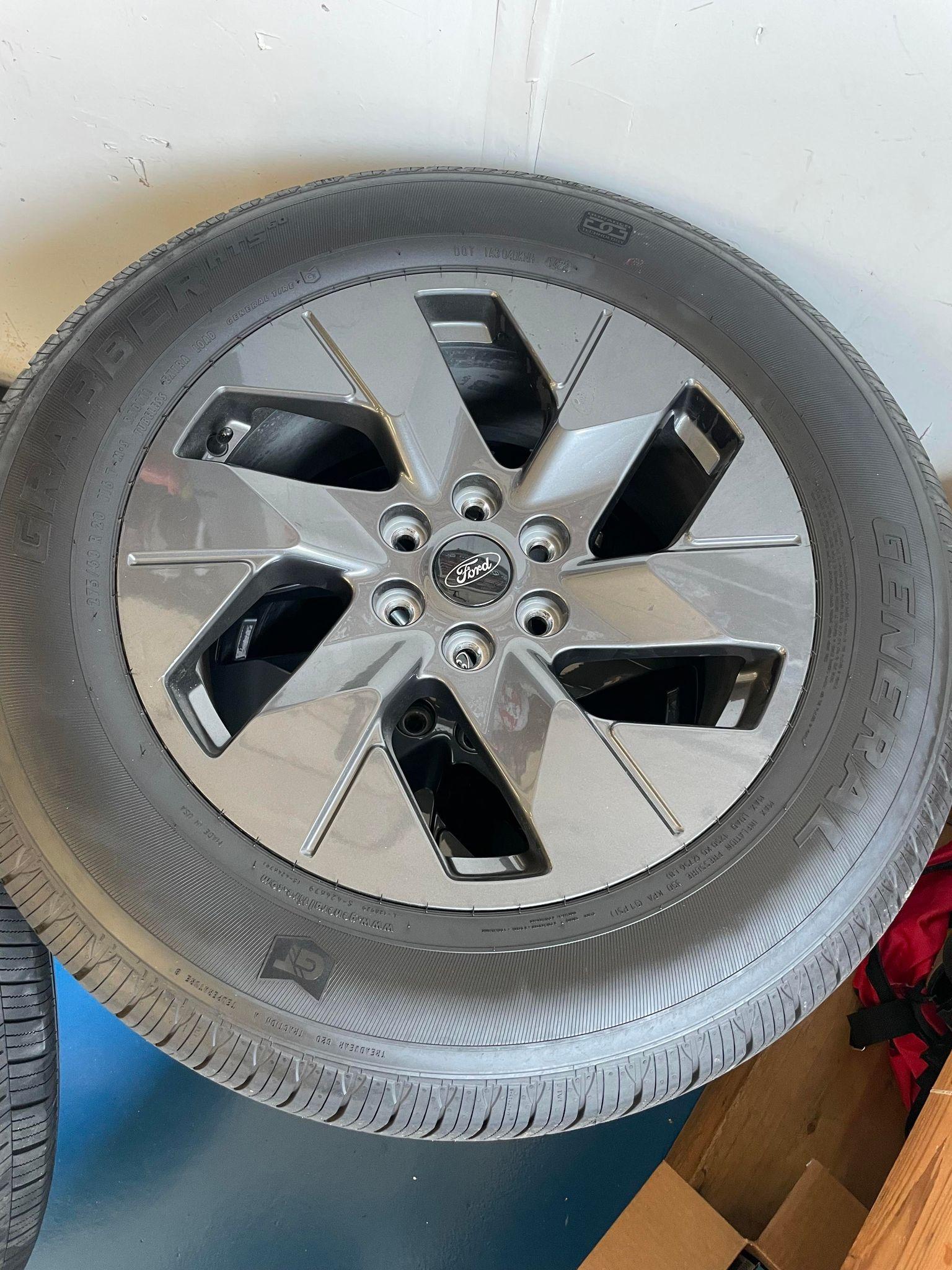 Ford F-150 Lightning FS: Lariat Wheels/Tires (20" Rims / General Tire Grabber HTS 60 (275/60R20)) light2