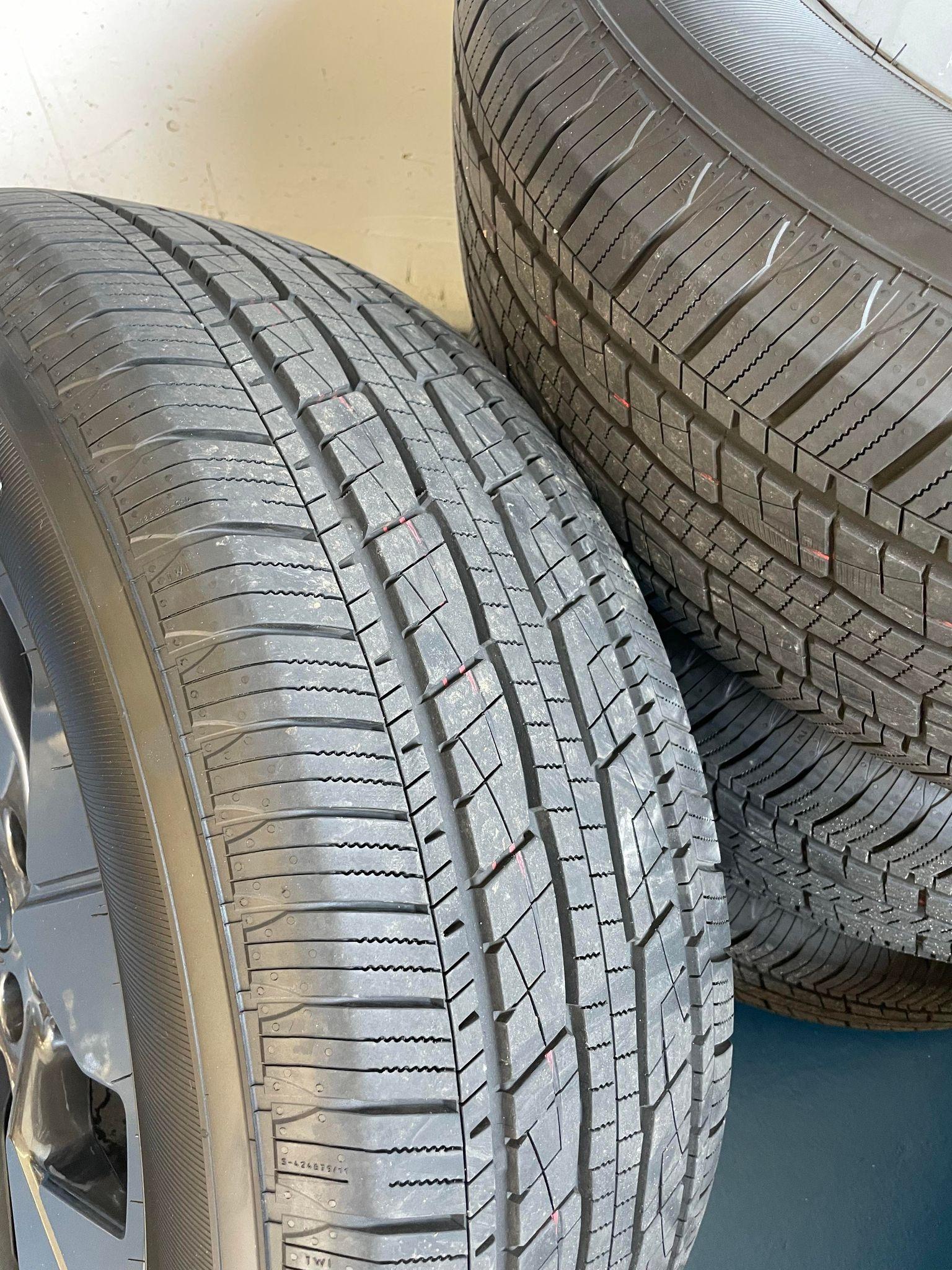 Ford F-150 Lightning FS: Lariat Wheels/Tires (20" Rims / General Tire Grabber HTS 60 (275/60R20)) light3