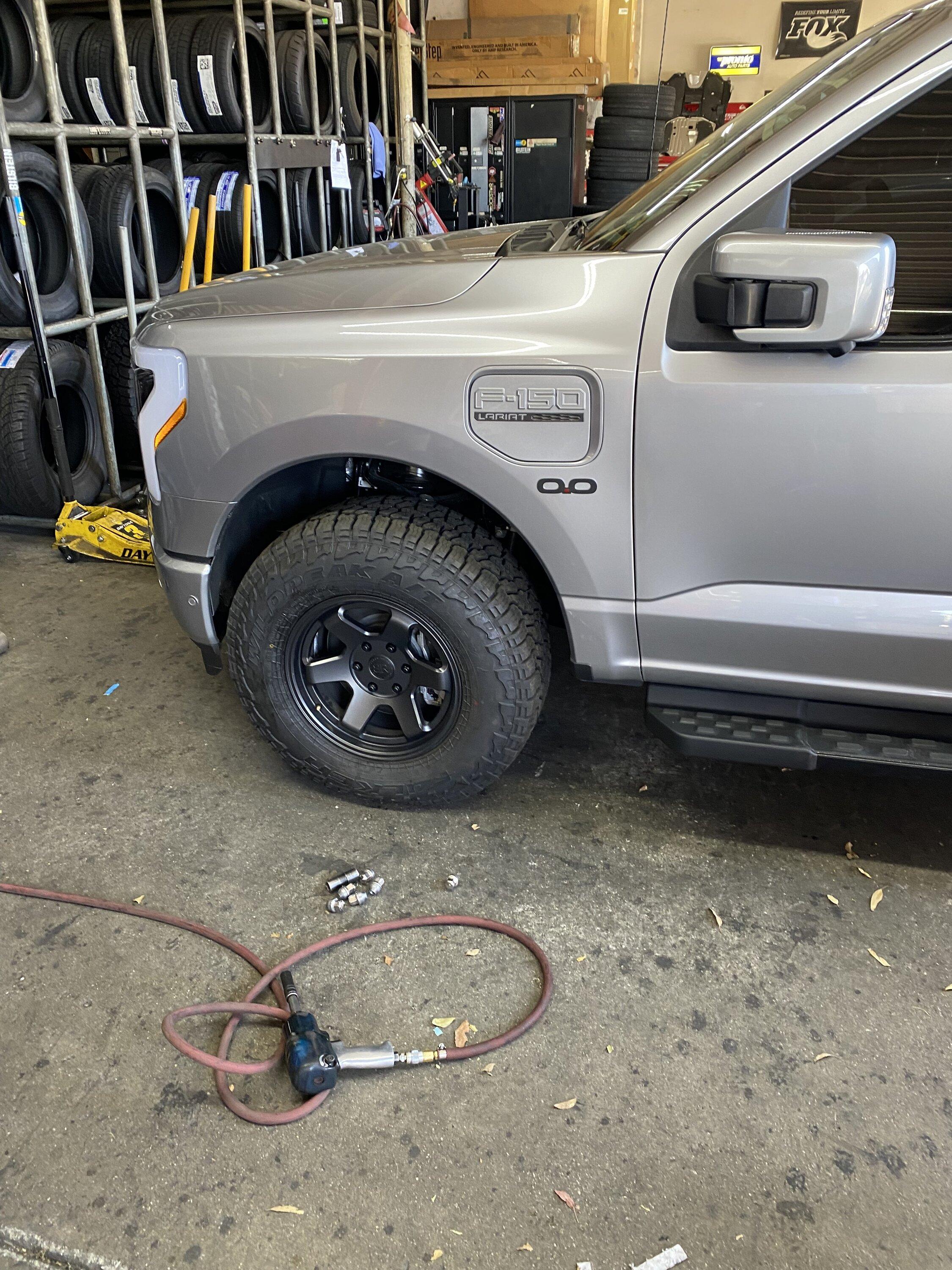 Ford F-150 Lightning My aftermarket 17" wheels fit, barely (tested: 17 x 9.5+12 Black Rhinos with 285/75/17 Falken tires) IMG_2910