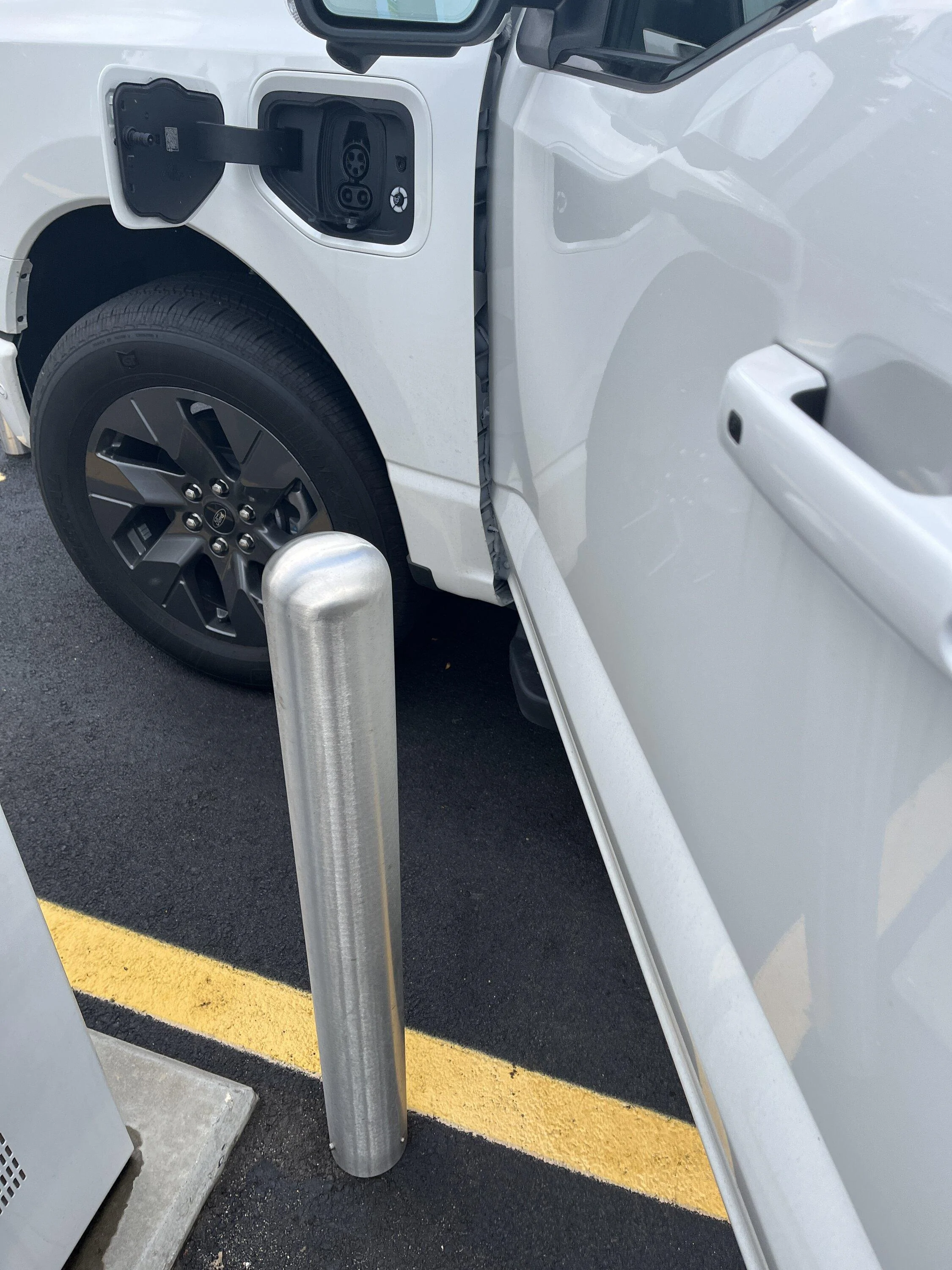 Ford F-150 Lightning Fitting in a charging station meant for a car 😖 0421405A-F9DD-4511-9C62-2AFAD1554490
