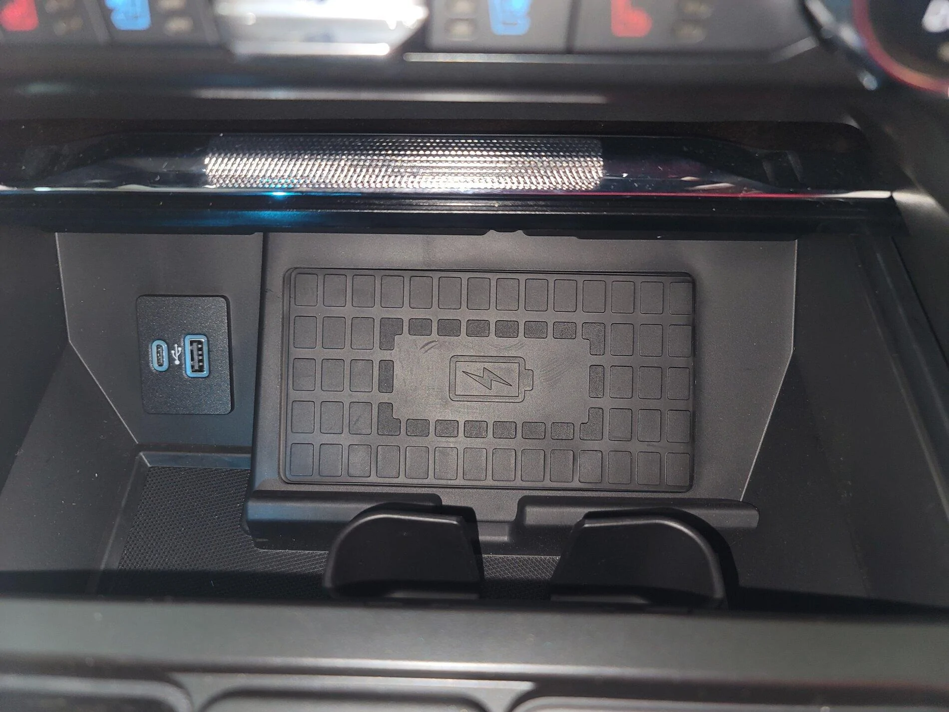 Ford F-150 Lightning Wireless Charging iPhone 11 Pro Max 20210126_125922