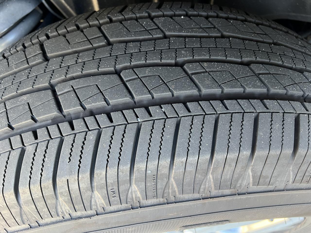 Ford F-150 Lightning LTB  20" Lariat rims and tires IMG_3885 (2)