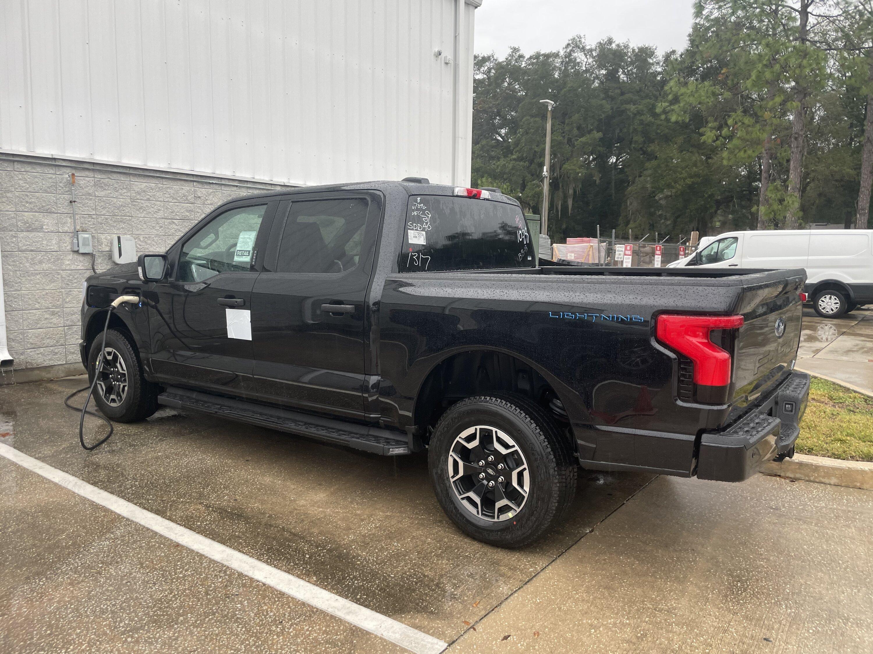 Ford F-150 Lightning ✅ 10/24 Lightning Build Week Group (MY2023) B4160730-DF6E-4869-8414-3A57132AA816