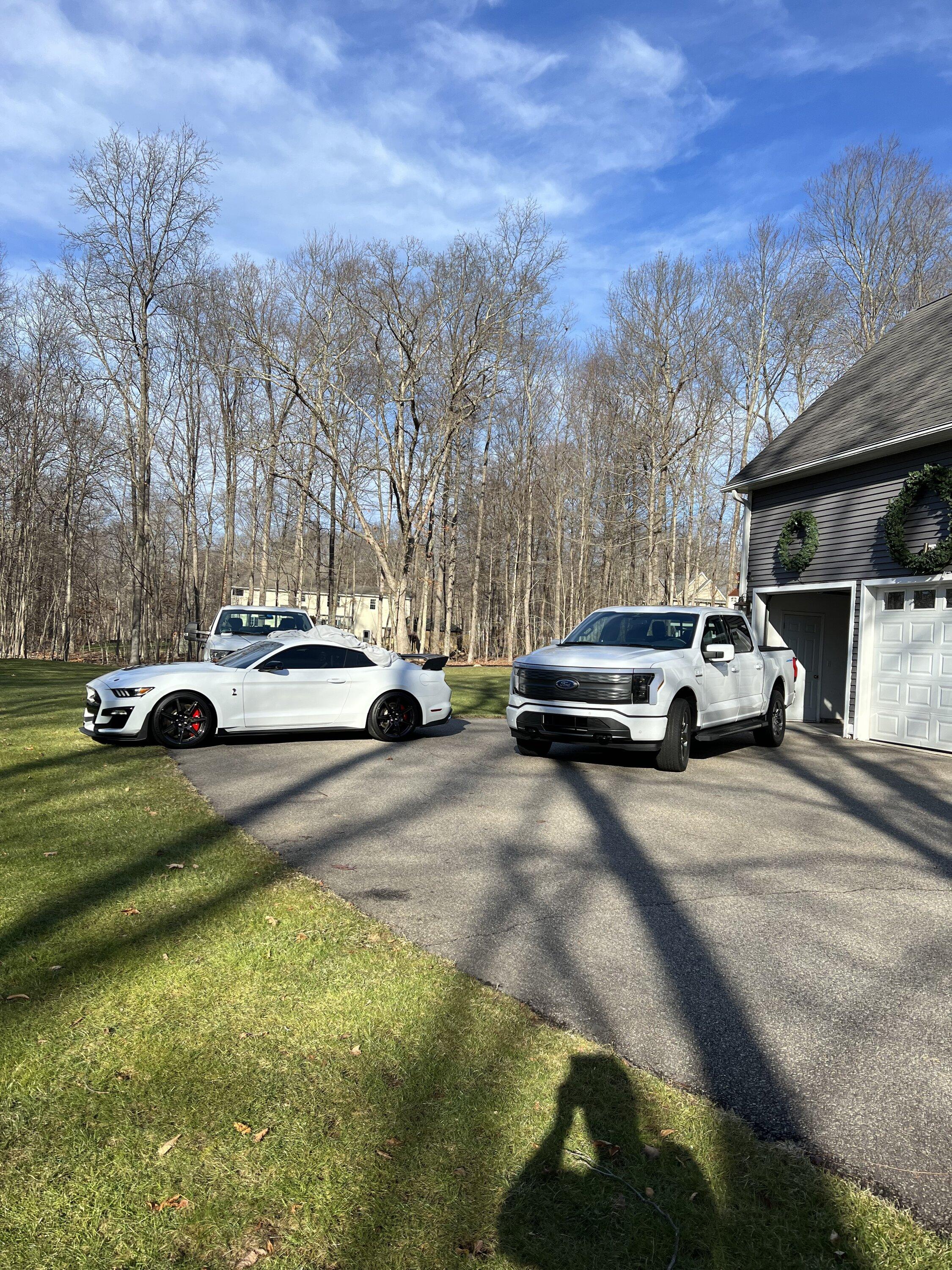 Ford F-150 Lightning 2023 lariat ER 11DA01CC-A7AD-4BCF-988D-BFC9B5ABEC25