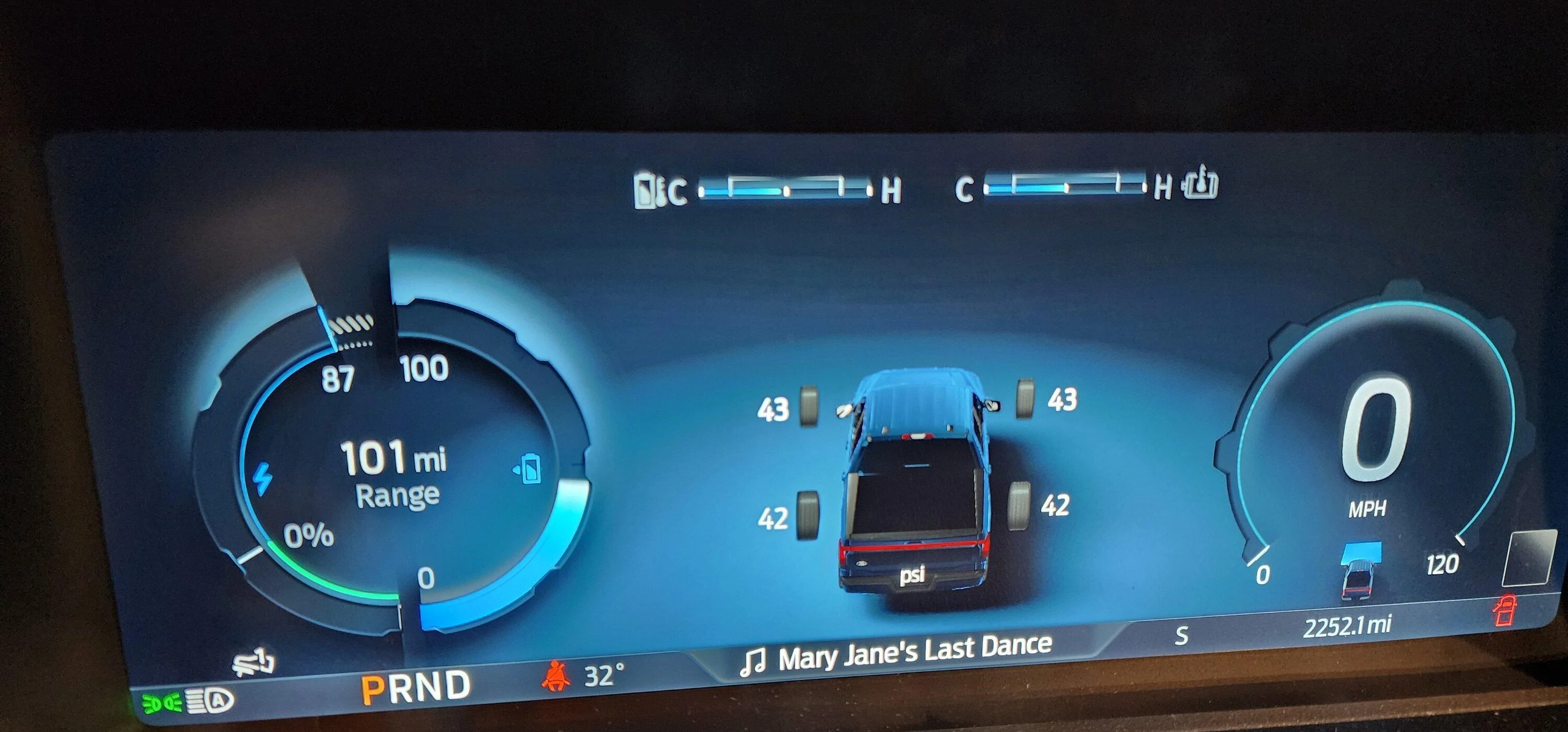 Ford F-150 Lightning Monitor Tire Pressure in Truck? 20230129_161441
