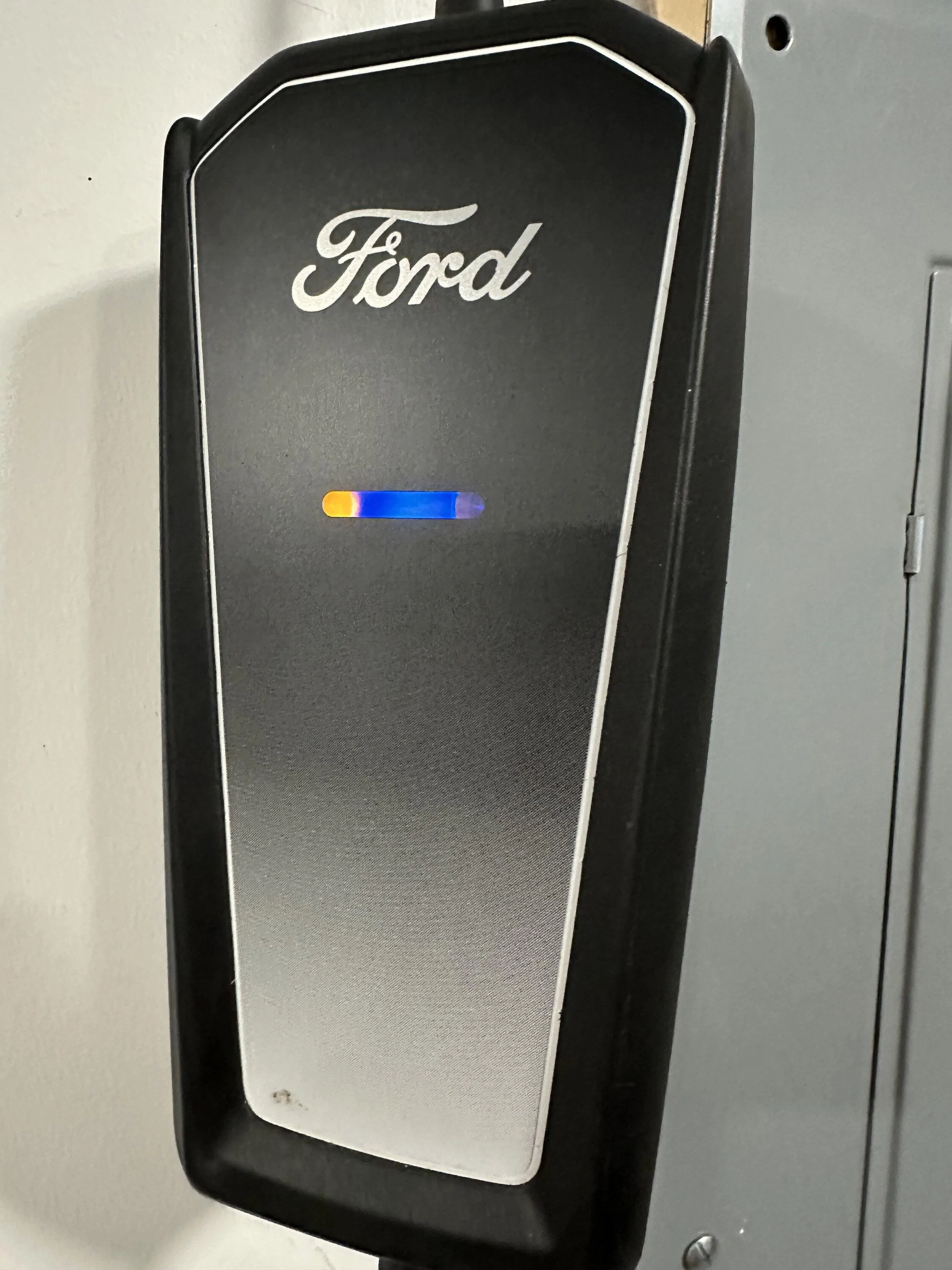 Ford F-150 Lightning Mobile charger partial Amber light CCA226C0-D46C-4971-921C-5CBFE2EC2F57