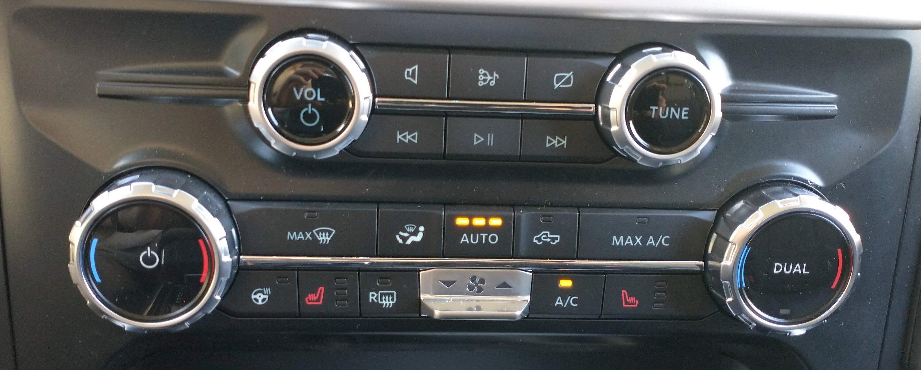 Ford F-150 Lightning Heat Turns On Automatically IMG_20221118_121807822 Ford F-150 Lighting XLT climate controls buttons audio tune buttons sc