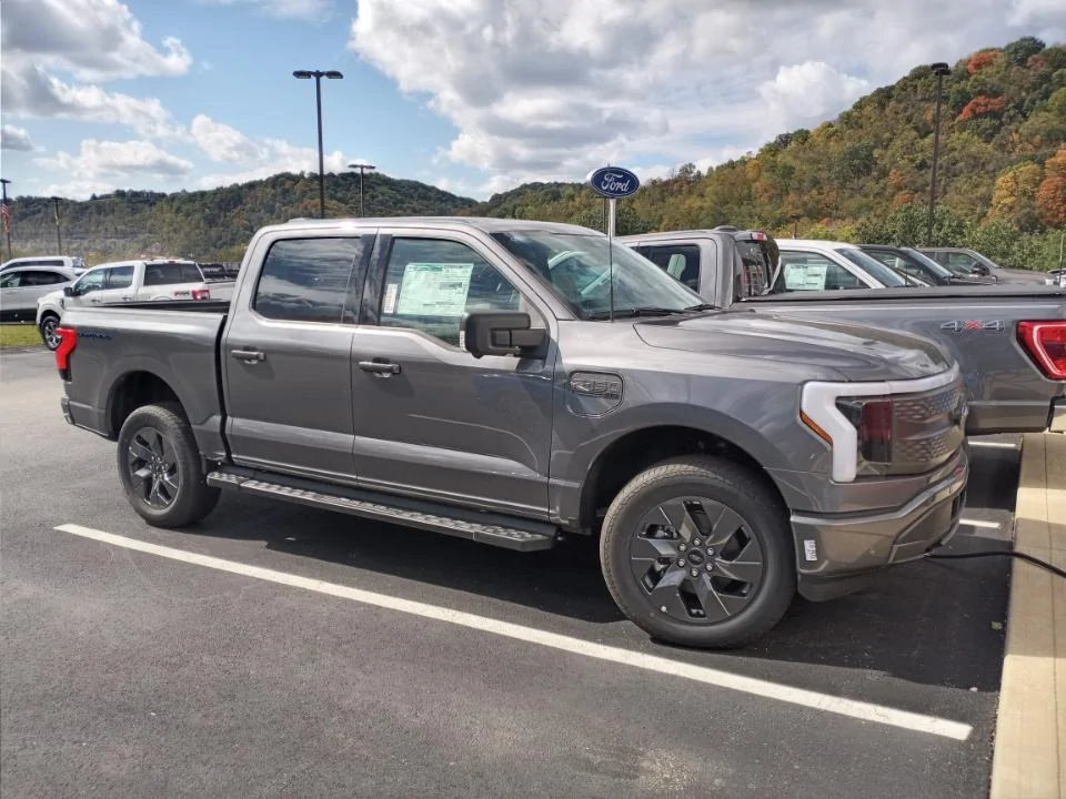 Ford F-150 Lightning ✅ 7/31/2023 Lightning Build Week Group (MY2023) Resized_20231009_124628
