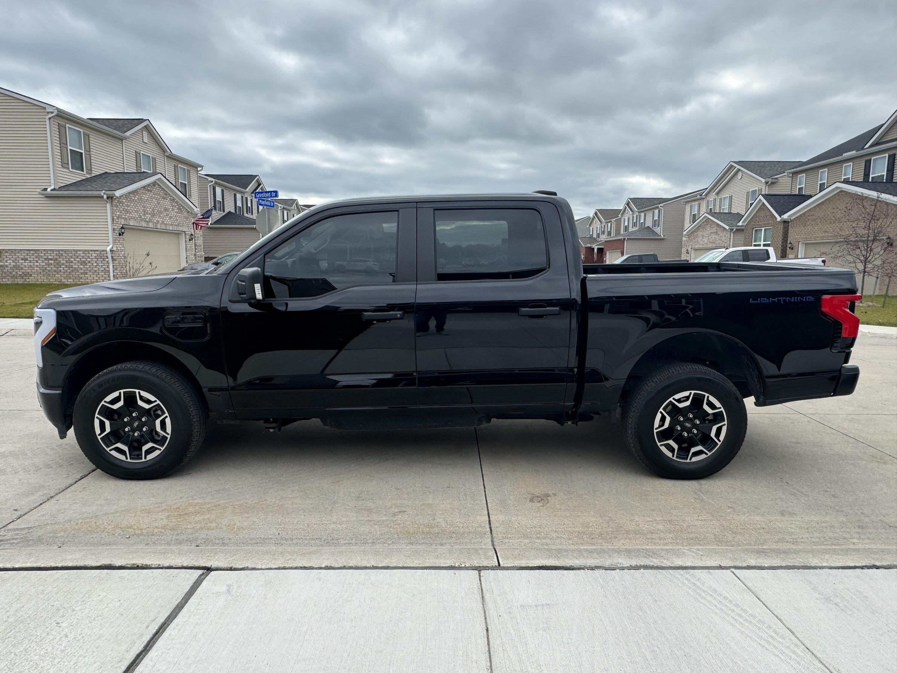 Ford F-150 Lightning 2023 PRO SR - 9300 Miles -  $51,500 IMG_4854