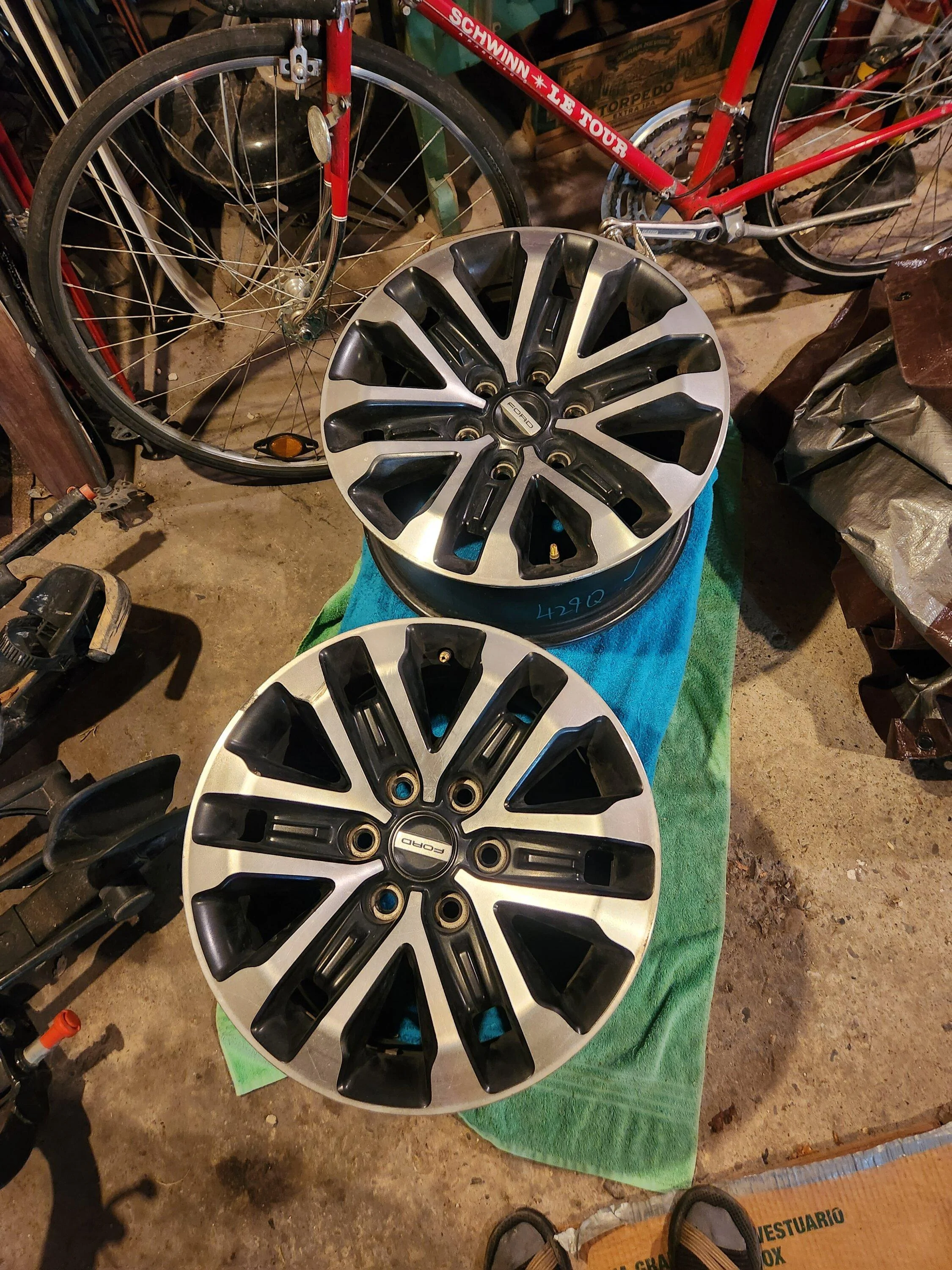 Ford F-150 Lightning Heads Up! 17" Raptor wheels didn't fit my truck. 20231113_215440
