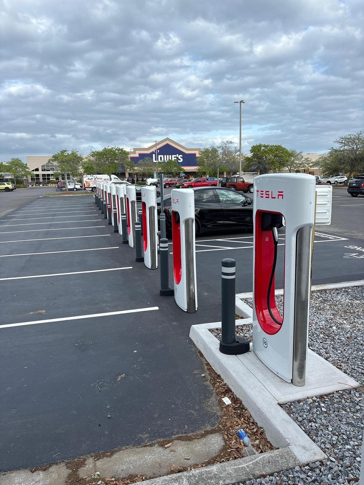Ford F-150 Lightning Finally - a FLORIDA Tesla MAGIC DOCK location:  St Pete LOWES St Pete MagicDocks