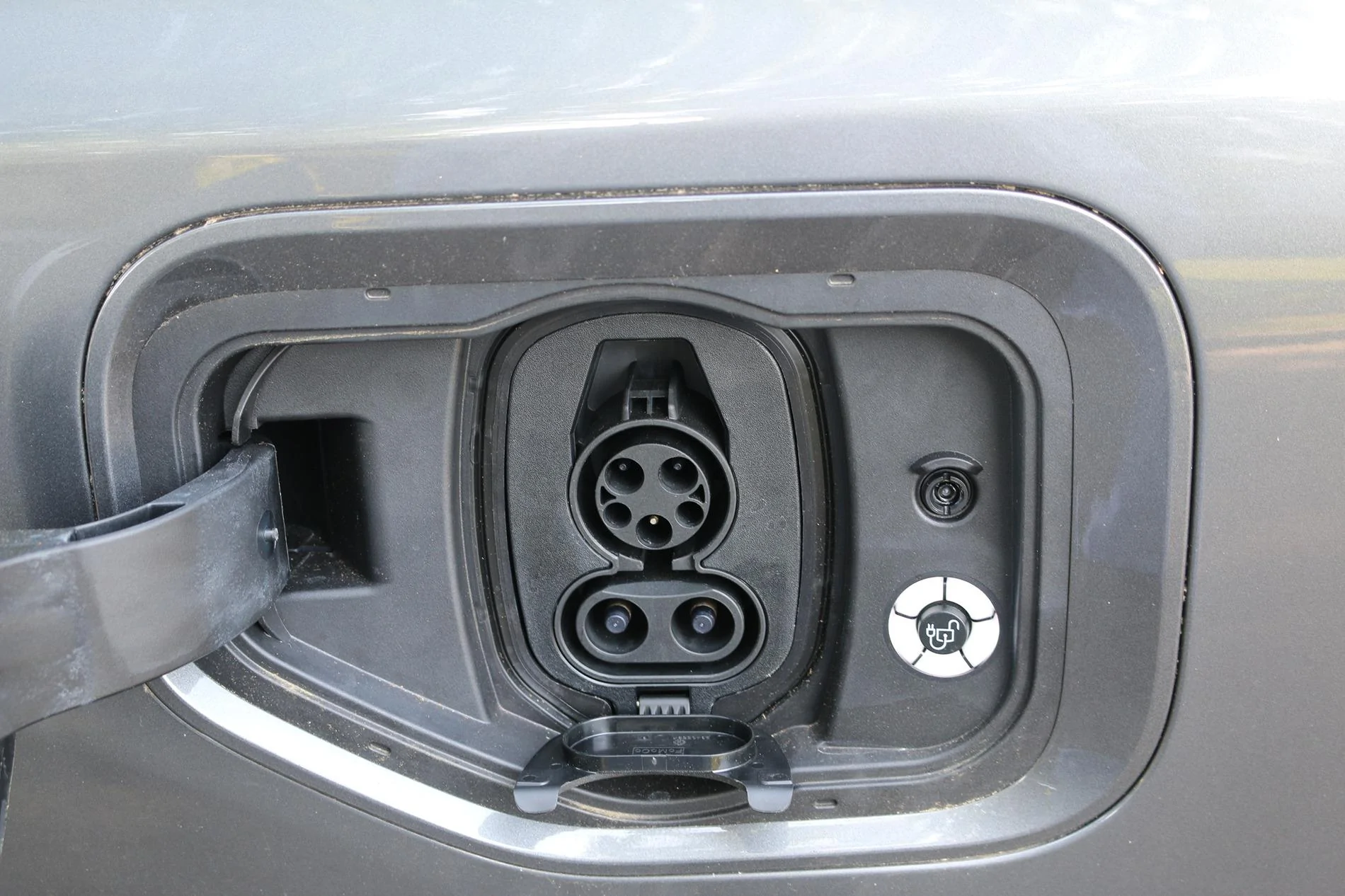 Ford F-150 Lightning Does your CCS cover have a magnet? IMG_5624