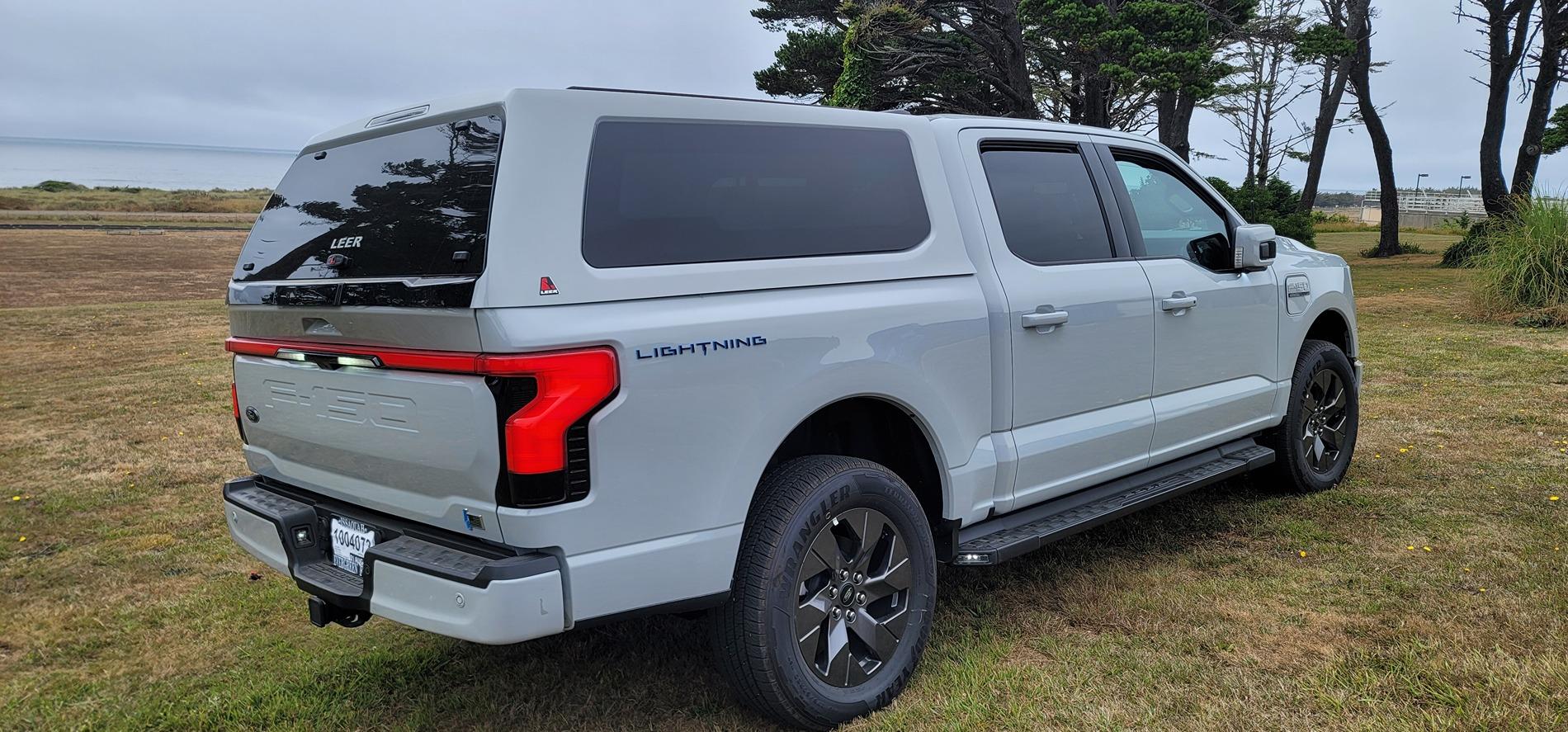 Ford F-150 Lightning 2023 Lightning Lariat with Leer 100XQ Topper 20240802_161801