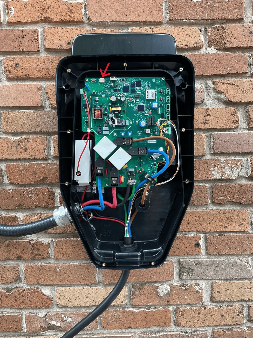 Ford F-150 Lightning Charge pro station yellow light after only 30 mins of charge Captur