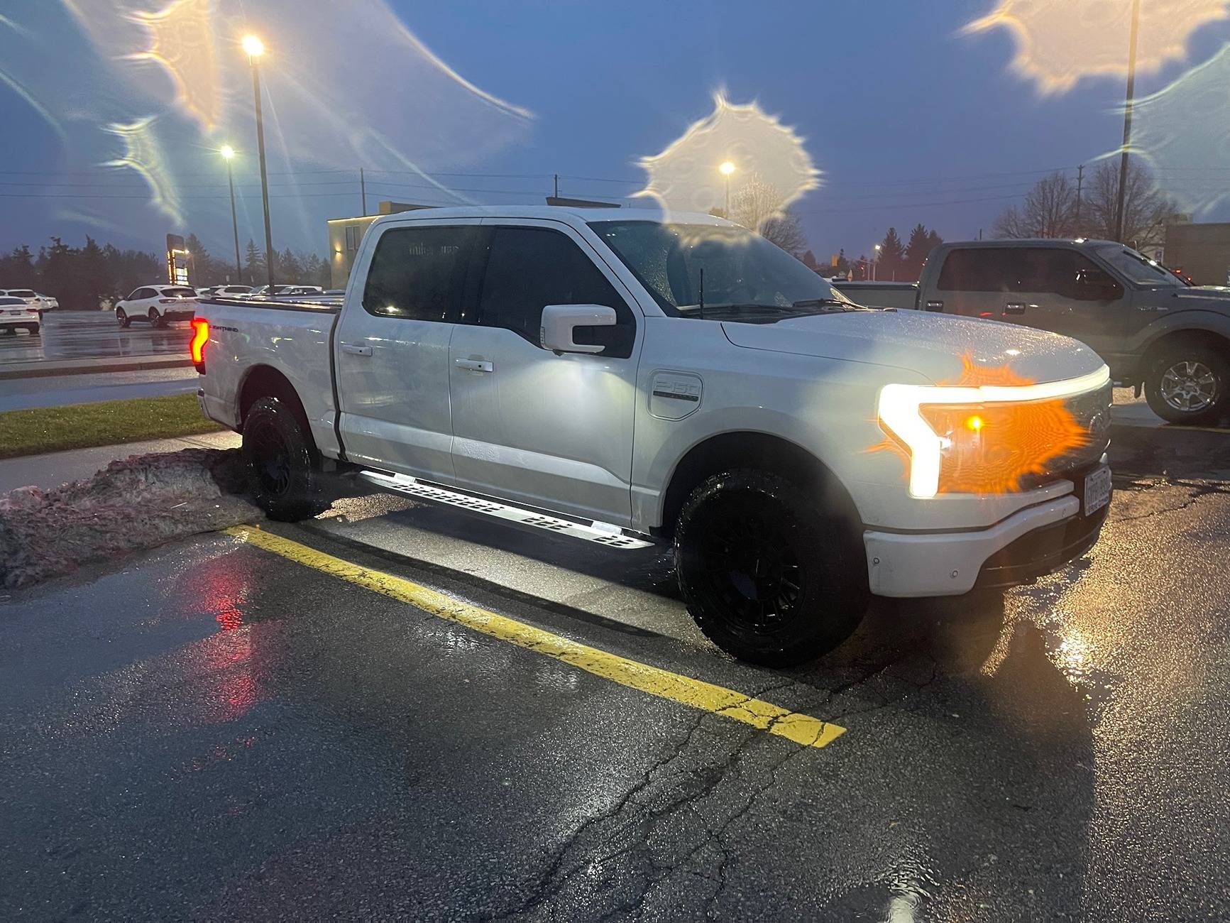 Ford F-150 Lightning '23 Tri-Star White Metallic Lariat ER - Method 18"s Toyo OC AT3's Rainy Side