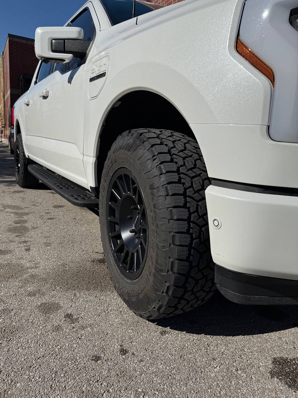 Ford F-150 Lightning '23 Tri-Star White Metallic Lariat ER - Method 18"s Toyo OC AT3's Clean 2