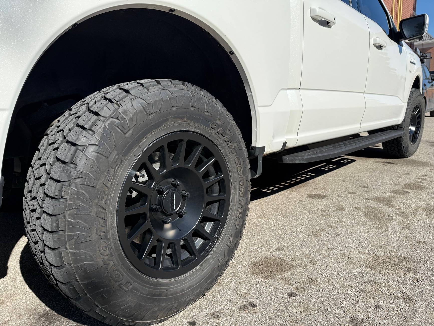 Ford F-150 Lightning '23 Tri-Star White Metallic Lariat ER - Method 18"s Toyo OC AT3's Clean 4