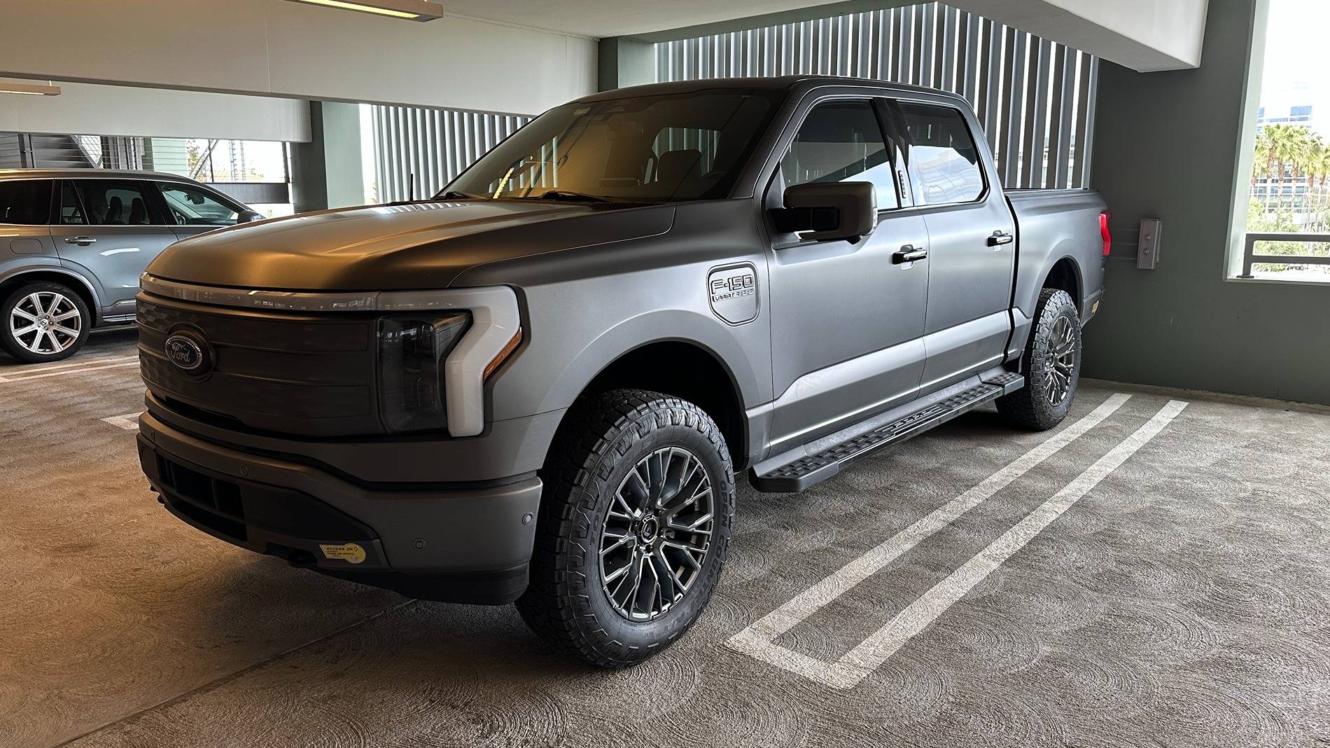 Ford F-150 Lightning Eibach 2.1" level, 275/65R20 tires, Fuel Rebar +20 wheels IMG_4103.JPG