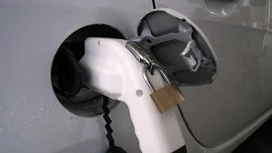 Ford F-150 Lightning Ford fast charging adapter vs other brand main-qimg-936d7db181d1e317c567dcb4b77340be-lq