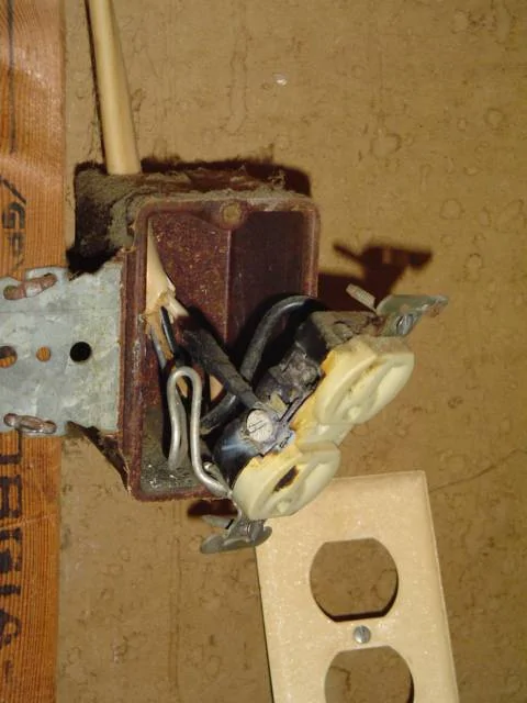 Ford F-150 Lightning PSA: Check under your door sill trim if you live in the rust belt!! DSC02226-basement-laundry-room-washer-outlet-tape-covering-melted-insulation-on-AL-neutral-wir