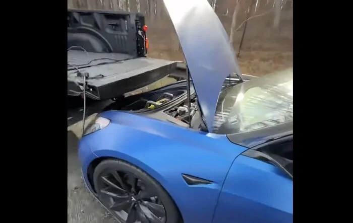 My F-150 Lightning saved a Tesla! 🪫