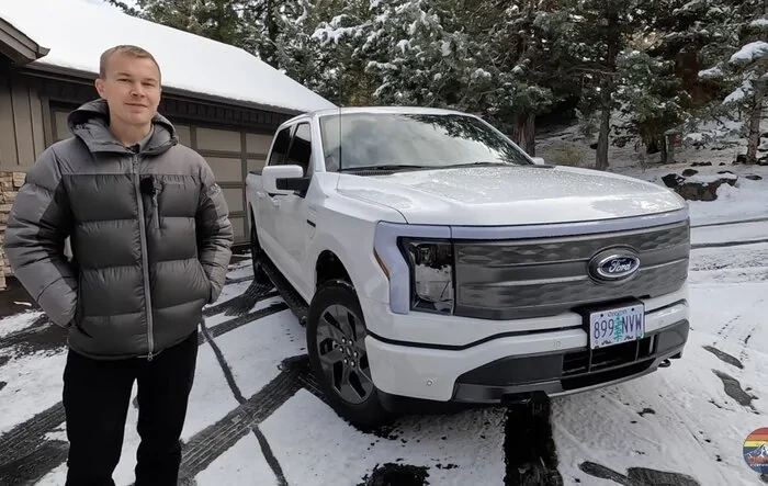 Owner reviews F-150 Lightning handling / performance in the snow