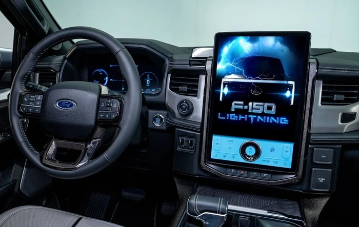 Lightning is alive... my ode song