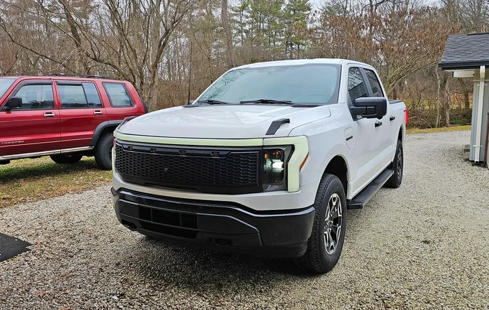 Dirty Pro gets a Lightbar and Raptor grill