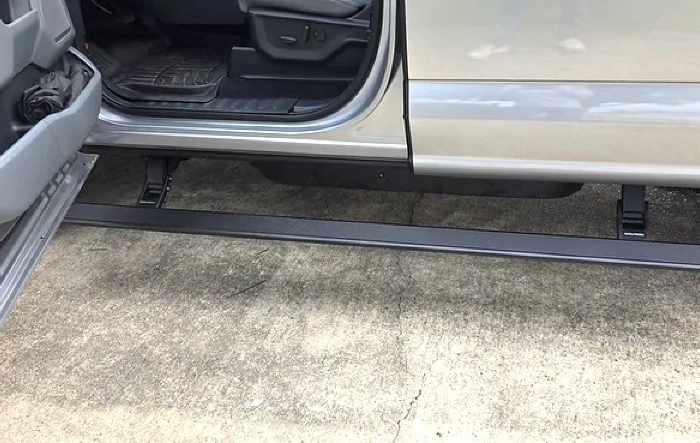 Wolfbox powered running boards installed.