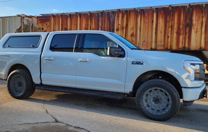 Nose high: 3.25" RC level lift (+2" front, -1.25" rear) with 305/55r20 G3 tires